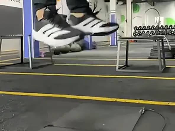 Aluno saltando de verdade sobre as placas de contato do Vektor Jump