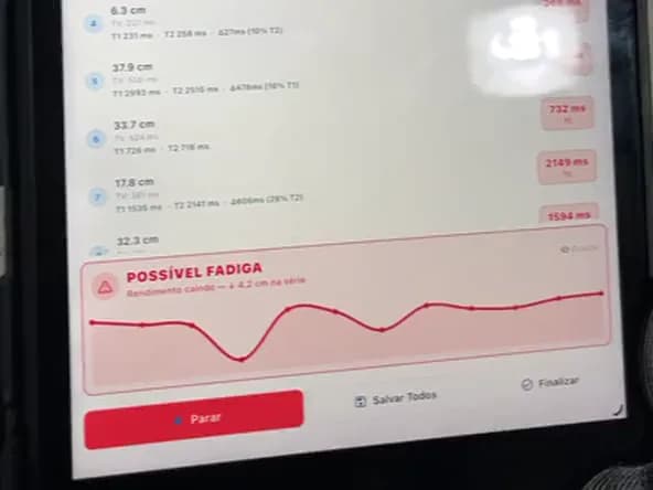 Tela do app com série de Saltos Múltiplos e alerta de possível fadiga